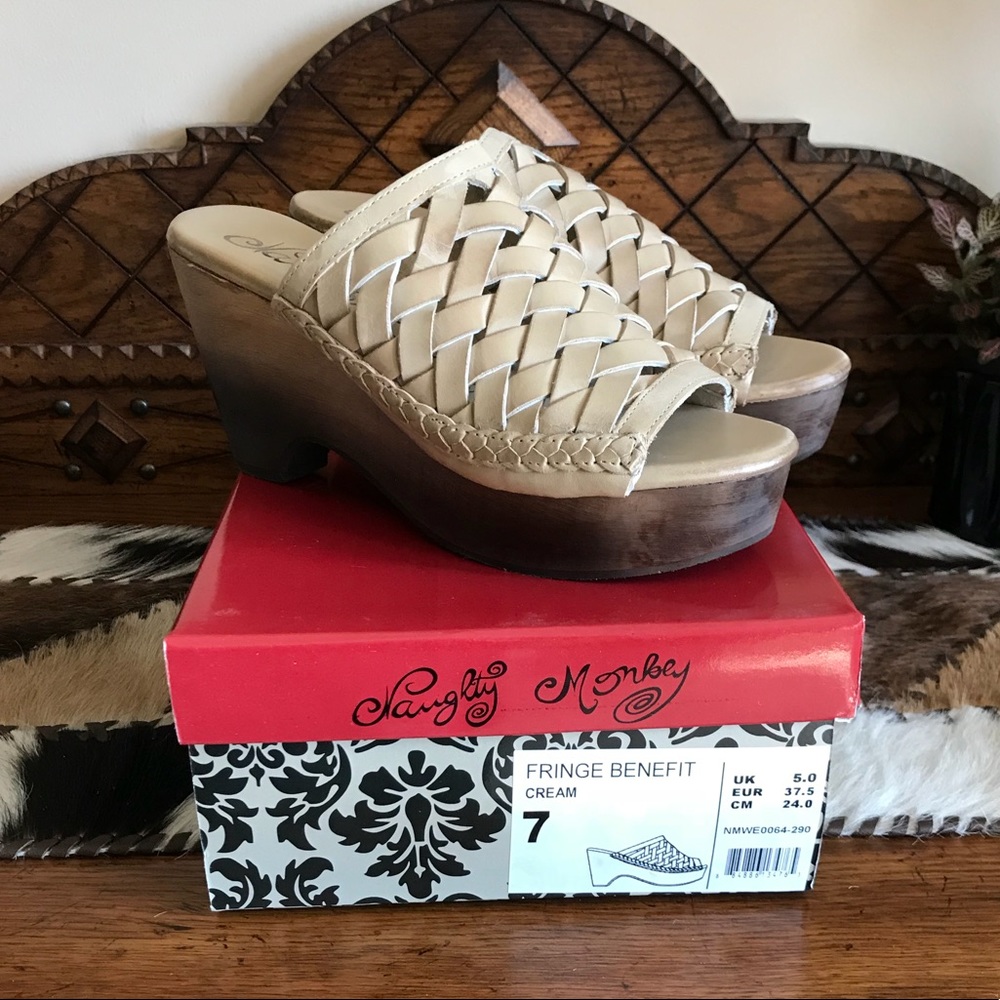 🤑NWT LEATHER NAUGHTY MONKEY SANDALS